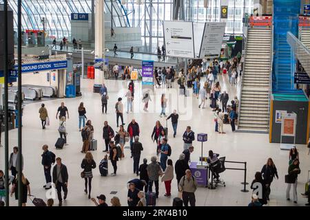 Waterloo, Londra, Regno Unito. 28 settembre 2023. Stazione ferroviaria di Waterloo a Londra. Ulteriori azioni industriali e scioperi dei lavoratori ferroviari iniziano da domani. L'azione industriale prevede divieti di straordinario e uno sciopero il 30 settembre e il 4 ottobre. Gli scioperi riguardano una questione in corso sulla retribuzione, nonché le chiusure di biglietterie ferroviarie proposte. Credito: Maureen McLean/Alamy Live News Foto Stock