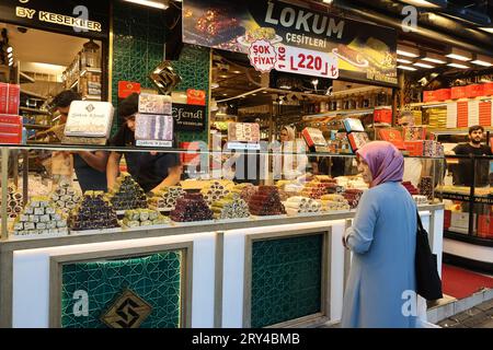 Fai shopping nel bazar nel quartiere Eminönü di Istanbul, Turchia Foto Stock