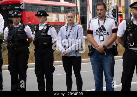 La polizia metropolitana, compresi i primi soccorritori sulla scena del letale accoltellamento, giaceva dei fiori dove Elianne Andam, un'allieva della scuola privata Old Palace di John Whitgift, è stata aggredita e uccisa alle 8:30 di ieri mentre scendeva dall'autobus a Croydon, South London, Croydon, Londra, Regno Unito 28 settembre 2023 crediti: Jeff Gilbert/Alamy Live News Foto Stock