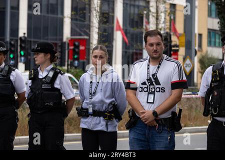 La polizia metropolitana, compresi i primi soccorritori sulla scena del letale accoltellamento, giaceva dei fiori dove Elianne Andam, un'allieva della scuola privata Old Palace di John Whitgift, è stata aggredita e uccisa alle 8:30 di ieri mentre scendeva dall'autobus a Croydon, South London, Croydon, Londra, Regno Unito 28 settembre 2023 crediti: Jeff Gilbert/Alamy Live News Foto Stock