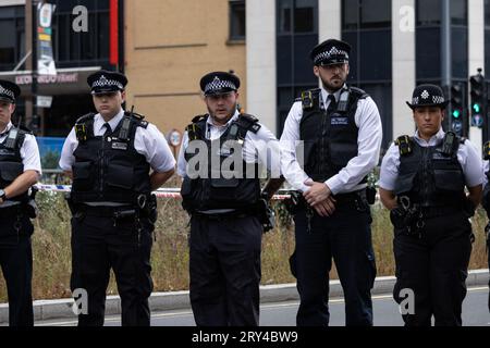 La polizia metropolitana, compresi i primi soccorritori sulla scena del letale accoltellamento, giaceva dei fiori dove Elianne Andam, un'allieva della scuola privata Old Palace di John Whitgift, è stata aggredita e uccisa alle 8:30 di ieri mentre scendeva dall'autobus a Croydon, South London, Croydon, Londra, Regno Unito 28 settembre 2023 crediti: Jeff Gilbert/Alamy Live News Foto Stock