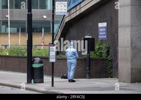 Scena della pugnalata fatale in cui Elianne Andam, un'allieva della scuola privata Old Palace di John Whitgift, è stata aggredita e uccisa alle 8:30 di ieri mentre scendeva dall'autobus a Croydon, South London, Croydon, London, UK 28 settembre 2023 crediti: Jeff Gilbert/Alamy Live News Foto Stock