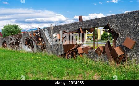 Altstatten, Svizzera - 4 luglio 2023: Presentazioni d'arte moderna - sculture - realizzate in rottami metallici presso il parcheggio per camper di Altstätten Foto Stock