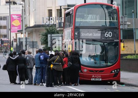 La famiglia e gli amici della vittima visitano la scena del pugnalato fatale dove Elianne Andam, una allieva della scuola privata Old Palace di John Whitgift, è stata aggredita e uccisa ieri alle 8:30 mentre è scesa dall'autobus a Croydon, South London, Croydon, Londra, Regno Unito 28 settembre 2023 crediti: Jeff Gilbert/Alamy Live News Foto Stock