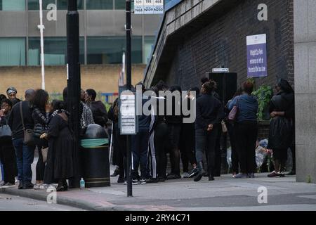 Scena della pugnalata fatale in cui Elianne Andam, un'allieva della scuola privata Old Palace di John Whitgift, è stata aggredita e uccisa alle 8:30 di ieri mentre scendeva dall'autobus a Croydon, South London, Croydon, London, UK 28 settembre 2023 crediti: Jeff Gilbert/Alamy Live News Foto Stock