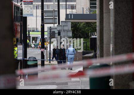 Scena della pugnalata fatale in cui Elianne Andam, un'allieva della scuola privata Old Palace di John Whitgift, è stata aggredita e uccisa alle 8:30 di ieri mentre scendeva dall'autobus a Croydon, South London, Croydon, London, UK 28 settembre 2023 crediti: Jeff Gilbert/Alamy Live News Foto Stock