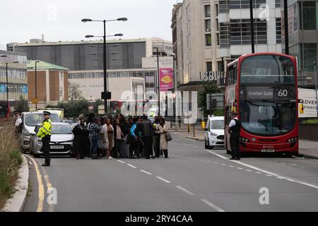 La famiglia e gli amici della vittima visitano la scena del pugnalato fatale dove Elianne Andam, una allieva della scuola privata Old Palace di John Whitgift, è stata aggredita e uccisa ieri alle 8:30 mentre è scesa dall'autobus a Croydon, South London, Croydon, Londra, Regno Unito 28 settembre 2023 crediti: Jeff Gilbert/Alamy Live News Foto Stock