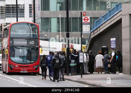 La famiglia e gli amici della vittima visitano la scena del pugnalato fatale dove Elianne Andam, una allieva della scuola privata Old Palace di John Whitgift, è stata aggredita e uccisa ieri alle 8:30 mentre è scesa dall'autobus a Croydon, South London, Croydon, Londra, Regno Unito 28 settembre 2023 crediti: Jeff Gilbert/Alamy Live News Foto Stock