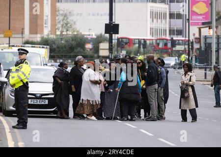 La famiglia e gli amici della vittima visitano la scena del pugnalato fatale dove Elianne Andam, una allieva della scuola privata Old Palace di John Whitgift, è stata aggredita e uccisa ieri alle 8:30 mentre è scesa dall'autobus a Croydon, South London, Croydon, Londra, Regno Unito 28 settembre 2023 crediti: Jeff Gilbert/Alamy Live News Foto Stock