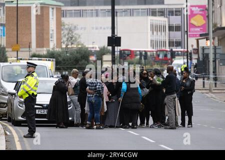 La famiglia e gli amici della vittima visitano la scena del pugnalato fatale dove Elianne Andam, una allieva della scuola privata Old Palace di John Whitgift, è stata aggredita e uccisa ieri alle 8:30 mentre è scesa dall'autobus a Croydon, South London, Croydon, Londra, Regno Unito 28 settembre 2023 crediti: Jeff Gilbert/Alamy Live News Foto Stock