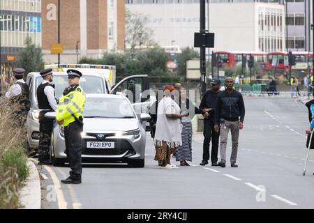 La famiglia e gli amici della vittima visitano la scena del pugnalato fatale dove Elianne Andam, una allieva della scuola privata Old Palace di John Whitgift, è stata aggredita e uccisa ieri alle 8:30 mentre è scesa dall'autobus a Croydon, South London, Croydon, Londra, Regno Unito 28 settembre 2023 crediti: Jeff Gilbert/Alamy Live News Foto Stock