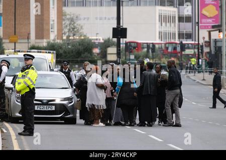 La famiglia e gli amici della vittima visitano la scena del pugnalato fatale dove Elianne Andam, una allieva della scuola privata Old Palace di John Whitgift, è stata aggredita e uccisa ieri alle 8:30 mentre è scesa dall'autobus a Croydon, South London, Croydon, Londra, Regno Unito 28 settembre 2023 crediti: Jeff Gilbert/Alamy Live News Foto Stock