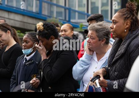 Scena della pugnalata fatale in cui Elianne Andam, un'allieva della scuola privata Old Palace di John Whitgift, è stata aggredita e uccisa alle 8:30 di ieri mentre scendeva dall'autobus a Croydon, South London, Croydon, London, UK 28 settembre 2023 crediti: Jeff Gilbert/Alamy Live News Foto Stock