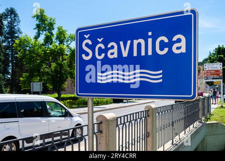 Ljutomer, Slovenia - 14 luglio 2023: Segno, indicante il fiume Scavnica, che scorre attraverso Ljutomer, Slovenia Foto Stock