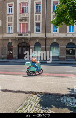 Maribor, Slovenia - 16 luglio 2023: Una ragazza con uno scooter sulla strada di Maribor, la seconda città più grande della Slovenia Foto Stock