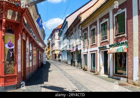 Maribor, Slovenia - 16 luglio 2023: Una strada vuota nel centro storico di Maribor, la seconda città più grande della Slovenia Foto Stock