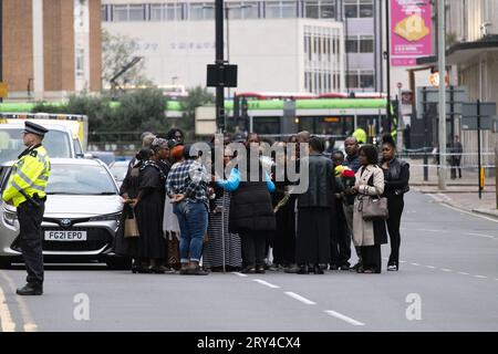 La famiglia e gli amici della vittima visitano la scena del pugnalato fatale dove Elianne Andam, una allieva della scuola privata Old Palace di John Whitgift, è stata aggredita e uccisa ieri alle 8:30 mentre è scesa dall'autobus a Croydon, South London, Croydon, Londra, Regno Unito 28 settembre 2023 crediti: Jeff Gilbert/Alamy Live News Foto Stock