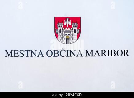 Maribor, Slovenia - 16 luglio 2023: Consiglio con lo stemma di Maribor e l'iscrizione slovena in traduzione inglese: Comune di Maribo Foto Stock