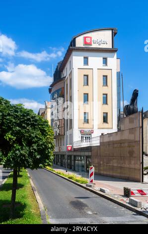 Maribor, Slovenia - 16 luglio 2023: La costruzione della compagnia assicurativa Triglav a Maribor, una multinazionale slovena di assicurazioni Foto Stock