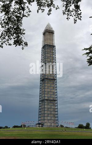 Il Monumento a Washington i lavori di riparazione con i ponteggi dopo i danni del terremoto. Foto Stock