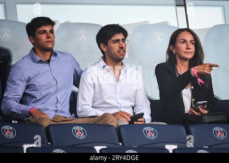 Parigi, Francia. 26 agosto 2023. Pacho MARTINEZ figlio di Luis ENRIQUE e Elena CULLELL moglie di Luis ENRIQUE durante la partita di calcio del campionato francese di Ligue 1 tra Paris Saint-Germain e RC Lens il 26 agosto 2023 allo stadio Parc des Princes di Parigi, Francia - foto Matthieu Mirville/DPPI credito: DPPI Media/Alamy Live News Foto Stock