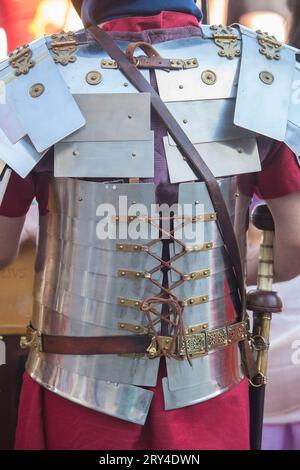 Reenactor vestito con lorica segmentata. Vista posteriore Foto Stock