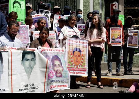 Naucalpan, Stato del Messico, Messico. 28 settembre 2023. 28 settembre 2023, Naucalpan, Stato del Messico, Messico: Studenti della scuola normale Ayotzinapa alla conferenza stampa per il caso Ayotzinapa fuori dal campo militare 1 nel comune di Naucalpan, Stato del Messico. Il 28 settembre 2023 a Naucalpan, Stato del Messico, Messico (foto di Luis Barron/Eyepix Group/Sipa USA). Credito: SIPA USA/Alamy Live News Foto Stock