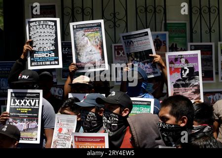 Naucalpan, Stato del Messico, Messico. 28 settembre 2023. 28 settembre 2023, Naucalpan, Stato del Messico, Messico: Studenti della scuola normale Ayotzinapa alla conferenza stampa per il caso Ayotzinapa fuori dal campo militare 1 nel comune di Naucalpan, Stato del Messico. Il 28 settembre 2023 a Naucalpan, Stato del Messico, Messico (foto di Luis Barron/Eyepix Group/Sipa USA). Credito: SIPA USA/Alamy Live News Foto Stock