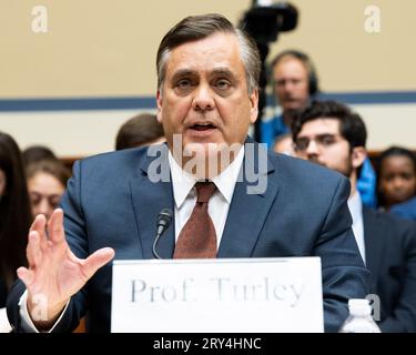 Washington, Stati Uniti. 28 settembre 2023. Jonathan Turley, Shapiro Chair for Public Interest Law, George Washington University Law School, parlando all'audizione di un House Committee Oversight and Accountability Committee dal titolo "The Basis for an impeachment Inquiry of President Joseph R. Biden Jr." presso il Campidoglio degli Stati Uniti. (Foto di Michael Brochstein/Sipa USA) credito: SIPA USA/Alamy Live News Foto Stock