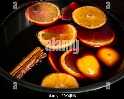 Abbracciate il calore delle festività natalizie con un tradizionale elisir svedese di Natale, Glogg. In questa scena natalizia, è realizzato con vino rosso, infuso Foto Stock