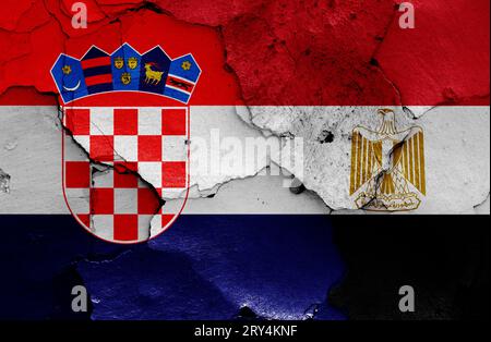 Bandiere di Croazia ed Egitto dipinte su un muro incrinato Foto Stock