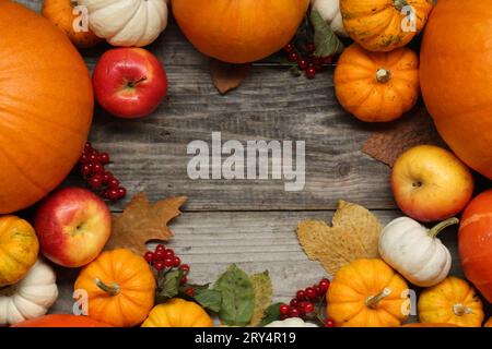 Giorno del Ringraziamento. Cornice di zucche e mele su tavolo in legno, distesa piatta con spazio per il testo Foto Stock