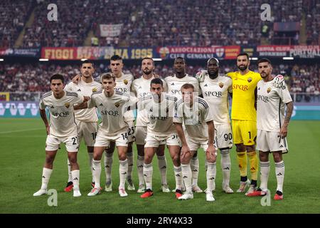 Genova, Italia. 28 settembre 2023. La AS Roma che inizia undici schieramenti per una foto di squadra prima del calcio d'inizio, seconda fila ( da L a R ); Leandro Paredes, Gianluca Mancini, Bryan Cristante, Evan N'Dicka, Romelu Lukaku, Rui Patricio e Lorenzo Pellegrini, prima fila (da L a R); Paulo Dybala, Diego Llorente, Leonardo Spinazzola e Rasmus Kristensen, nella partita di serie A A Luigi Ferraris, Genova. Il credito fotografico dovrebbe leggere: Jonathan Moscrop/Sportimage Credit: Sportimage Ltd/Alamy Live News Foto Stock