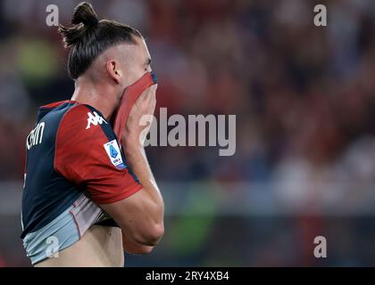 Genova, Italia. 28 settembre 2023. Radu Dragusin del Genoa CFC reagisce durante la partita di serie A A Luigi Ferraris, Genova. Il credito fotografico dovrebbe leggere: Jonathan Moscrop/Sportimage Credit: Sportimage Ltd/Alamy Live News Foto Stock