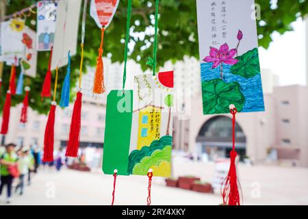 Contea di Luannan, Cina - 30 maggio 2023: Segnalibri personalizzati appesi al campus. Foto Stock