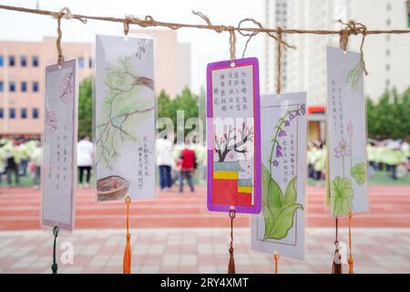 Contea di Luannan, Cina - 30 maggio 2023: Segnalibri personalizzati appesi al campus. Foto Stock