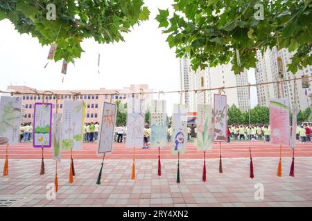 Contea di Luannan, Cina - 30 maggio 2023: Segnalibri personalizzati appesi al campus. Foto Stock