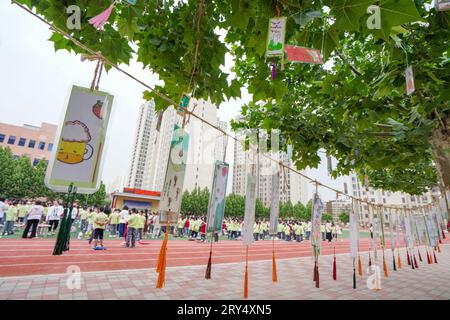 Contea di Luannan, Cina - 30 maggio 2023: Segnalibri personalizzati appesi al campus. Foto Stock