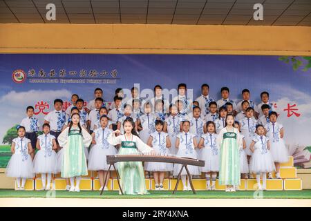 Contea di Luannan, Cina - 30 maggio 2023: Spettacolo di coro al festival d'arte del campus. Foto Stock