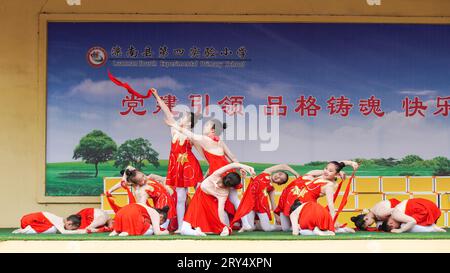 Luannan County, Cina - 30 maggio 2023: Spettacolo di danza al festival artistico del campus. Foto Stock