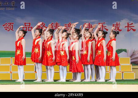 Luannan County, Cina - 30 maggio 2023: Spettacolo di danza al festival artistico del campus. Foto Stock