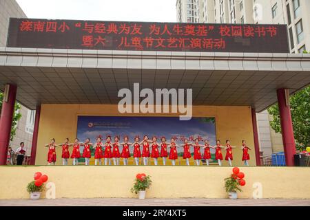 Luannan County, Cina - 30 maggio 2023: Spettacolo di danza al festival artistico del campus. Foto Stock