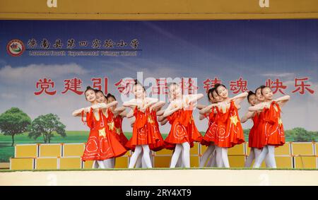 Luannan County, Cina - 30 maggio 2023: Spettacolo di danza al festival artistico del campus. Foto Stock