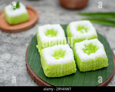 Il Putri Ayu è una dolce torta verde condita con cocco grattugiato, un popolare cibo tradizionale indonesiano Foto Stock
