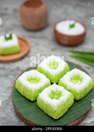 Il Putri Ayu è una dolce torta verde condita con cocco grattugiato, un popolare cibo tradizionale indonesiano Foto Stock