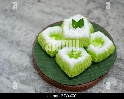 Il Putri Ayu è una dolce torta verde condita con cocco grattugiato, un popolare cibo tradizionale indonesiano Foto Stock