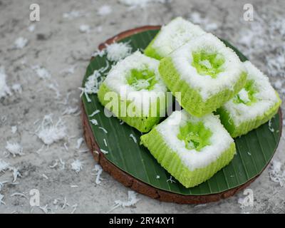 Il Putri Ayu è una dolce torta verde condita con cocco grattugiato, un popolare cibo tradizionale indonesiano Foto Stock
