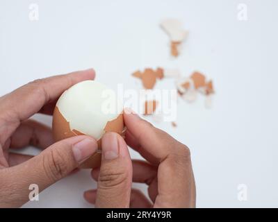pelare le uova di gallina bollite isolate sul bianco Foto Stock