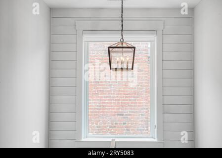 Interni puliti e moderni della scala della fattoria con muro di Shiplap e vista del muro di mattoni esposti Foto Stock