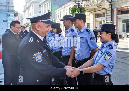 Belgrado, Serbia. 28 settembre 2023. Zeljko Brkic (L, fronte), segretario di stato del Ministero degli affari interni serbo, stringe la mano a una poliziotta cinese durante la cerimonia di lancio di una missione di pattuglia congiunta di poliziotti cinesi e agenti di polizia locali a Belgrado, Serbia, 28 settembre 2023. I poliziotti cinesi hanno iniziato la loro seconda missione di pattuglia congiunta di un mese con agenti di polizia locali nelle principali città serbe giovedì. Crediti: Wang Wei/Xinhua/Alamy Live News Foto Stock